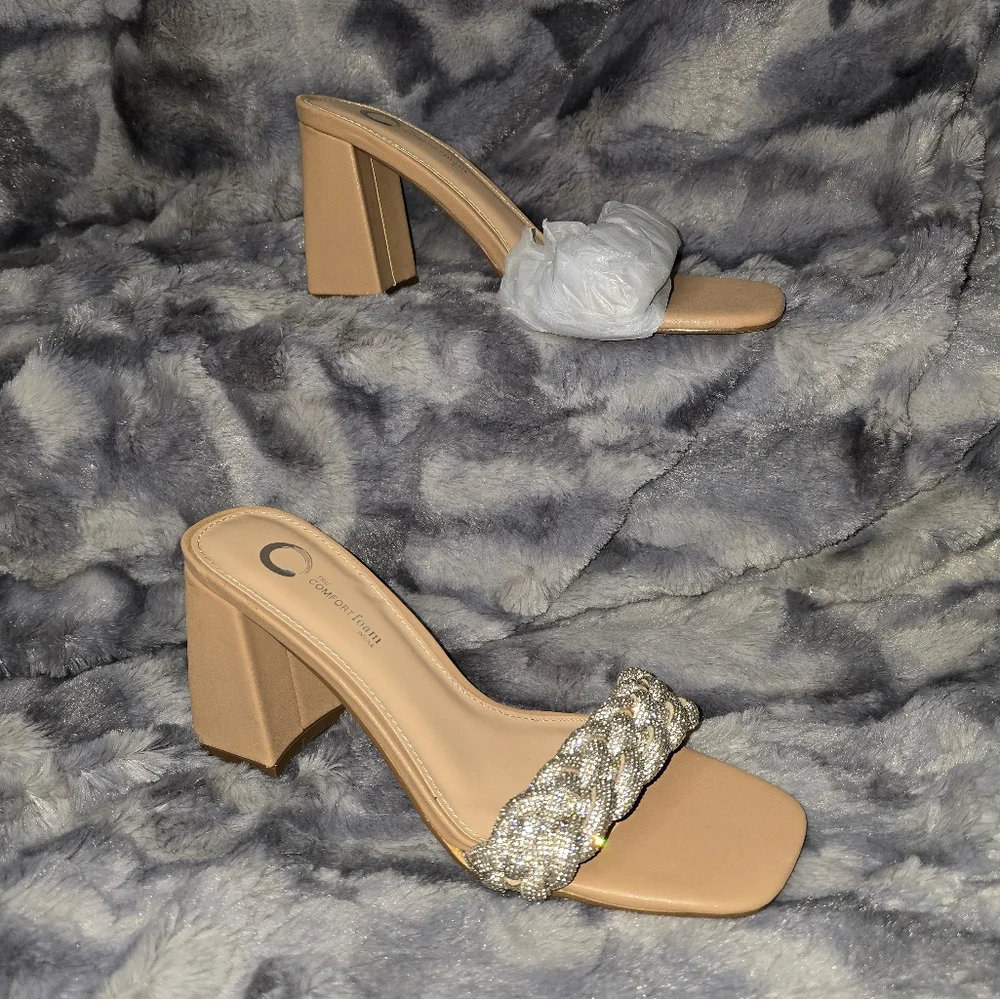 NWB Journee Collection SASHAA TOE BAND HEELS IN FAUX‎ LEATHER Size 8 Nude Color